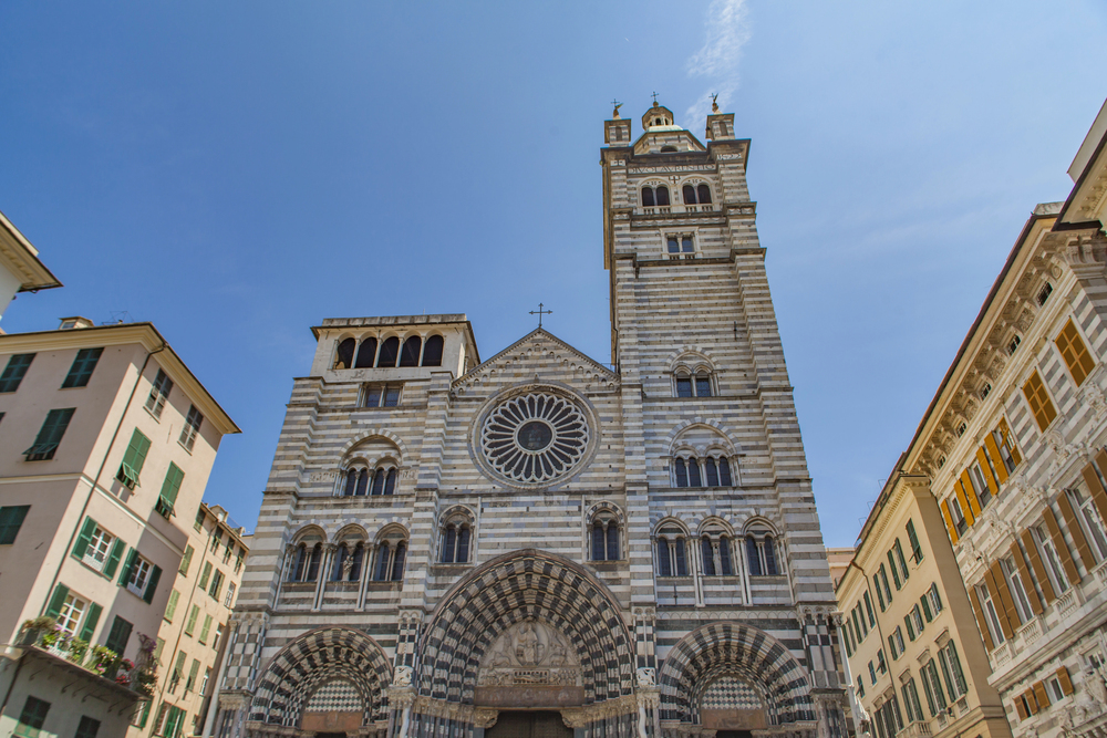Caruggi del centro storico and the Cattedrale di San Lorenzo